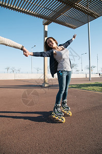 快乐的一种女孩滑冰和享受春天的下午太阳镜图片