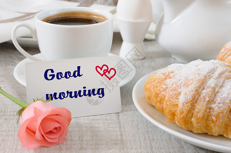 塞尔雅咖啡马克杯早餐牛角面包饼巧克力装充一杯清晨新鲜咖啡和一张许愿卡片早上好纤巧十一背景
