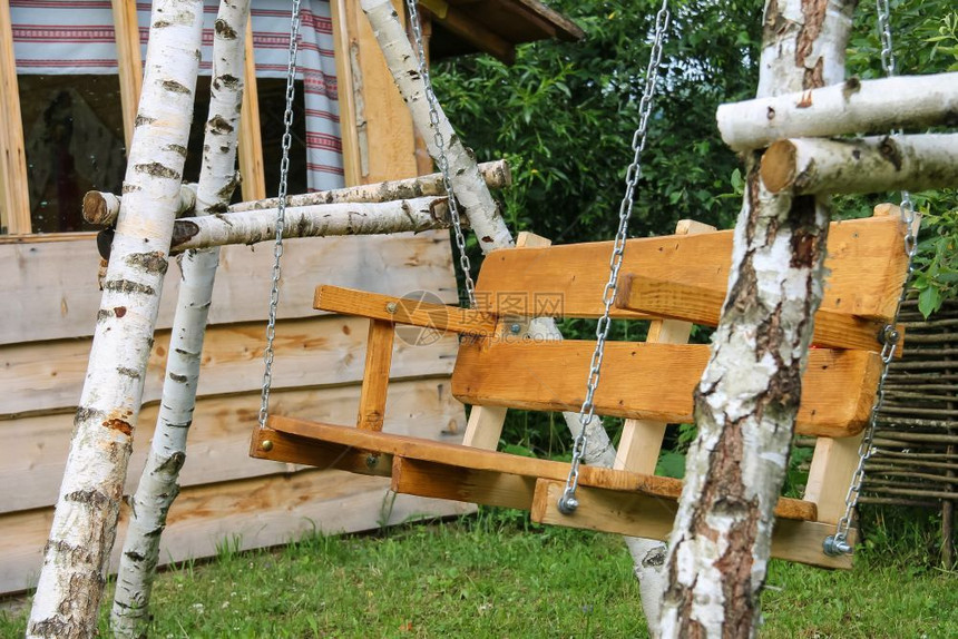 木头休息乌克兰喀尔巴阡山的木林摇摆季节图片