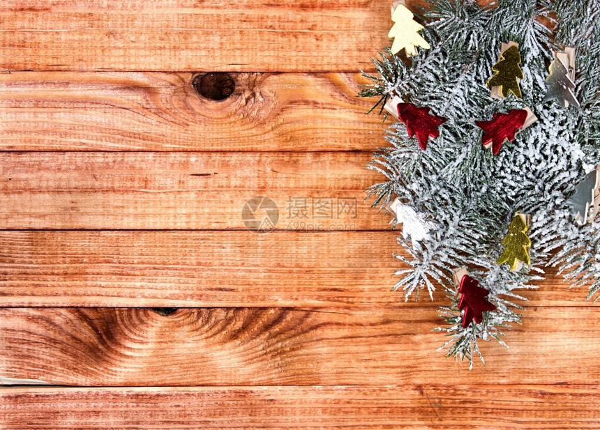 木制的带有装饰品圣诞边境木背景上的装饰品海报锥体图片