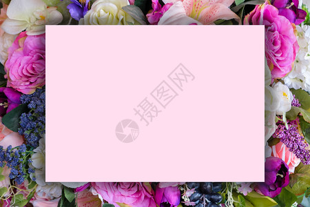 装饰信息笔记粉色纸贴在各种花朵上情人节的概念图片