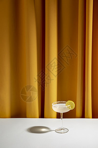 鸡尾酒碟玻璃白桌对着黄色窗帘水果晶汁图片