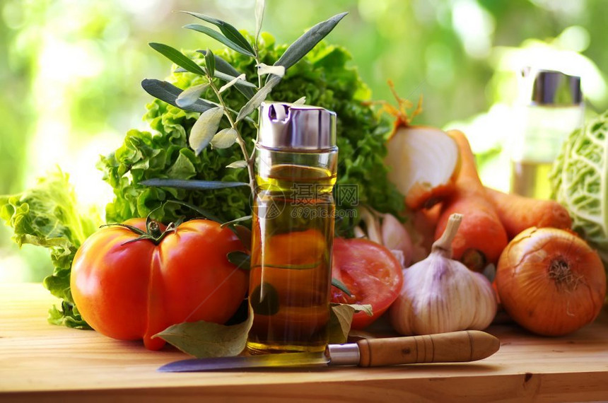 醋饮食美生锈桌上的橄榄油番茄和草药图片