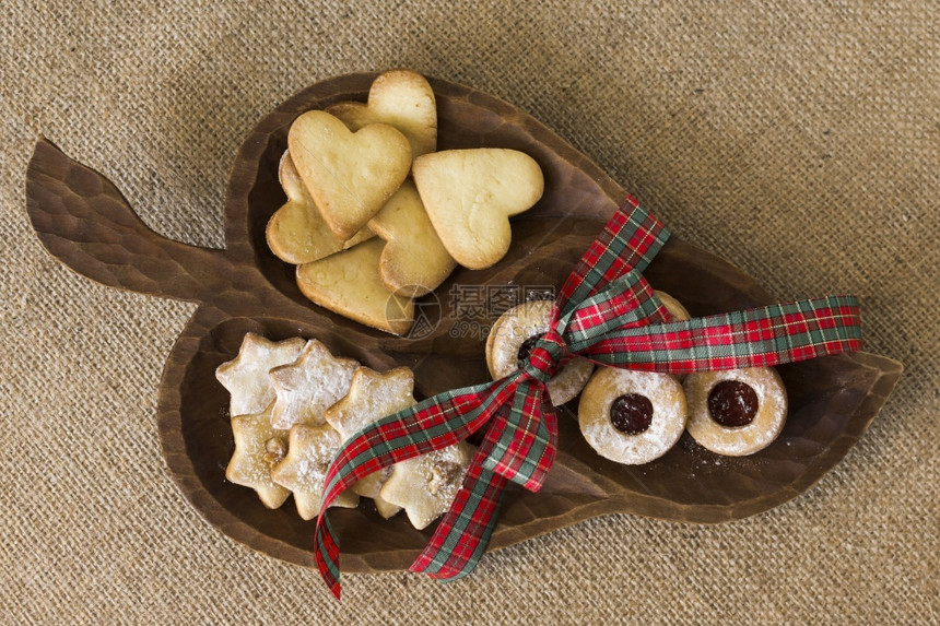 美食奶油带有不同饼干桌的木板结霜图片