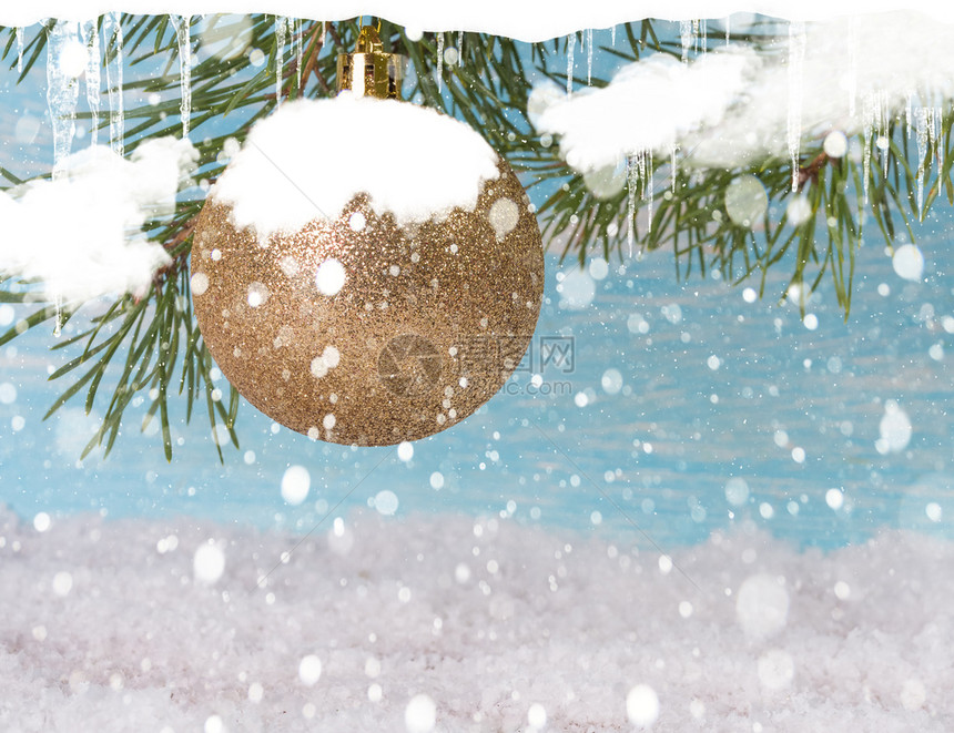 新年背景圣诞舞会挂在雪覆盖的树枝上玩具圆形的红色图片