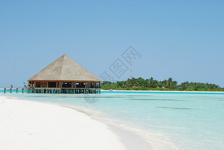 屋夏天马尔代夫美丽的热带沙滩和木制平房小岛图片