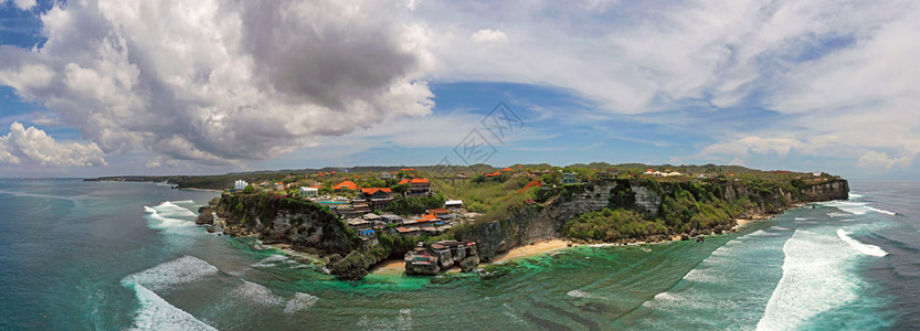 印度尼西亚巴厘岛著名的乌卢瓦图地区航空全景岩石绿色风图片