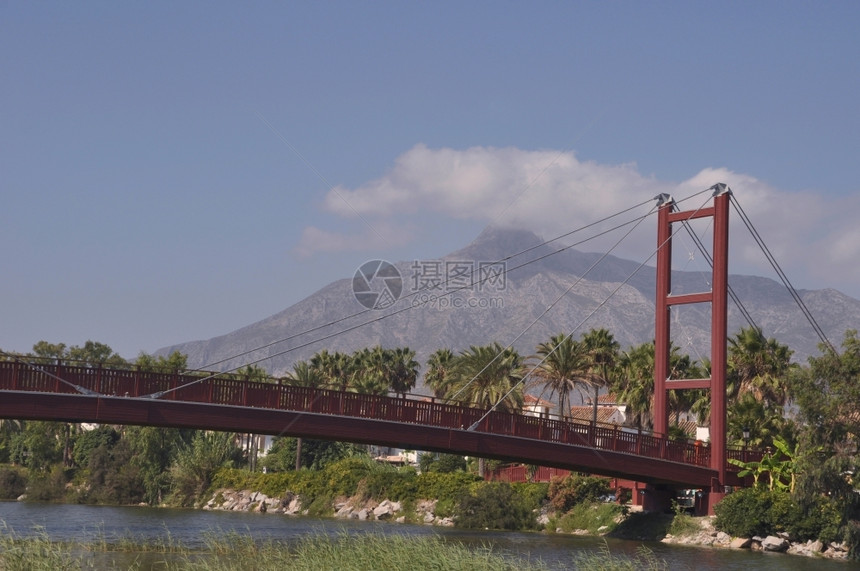 暂停美丽的PuertoBanus桥提醒金门大西班牙旧金山蓝色的建筑学图片