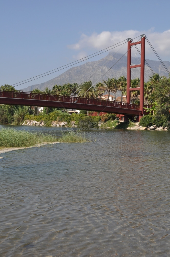 金的巴努斯美丽PuertoBanus桥提醒金门大西班牙旧金山走道图片