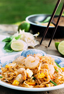 传统的白色油炸泛帕达伊热的泰国食品图片