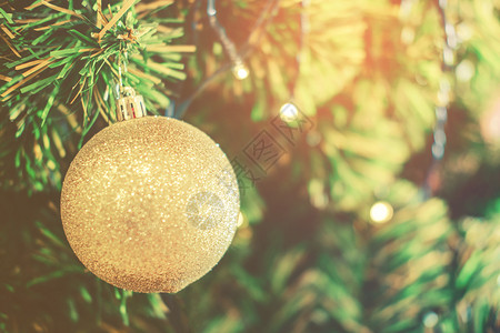 圣诞节树上挂着的装饰散景蓝色图片