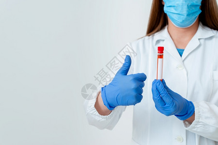 手拿血液测试样管的医生图片