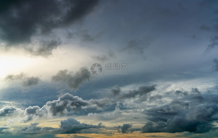 夏天夕阳的空和灰色金的云彩灰天空和蓬松云彩雷电和暴风雨的天空悲伤和喜怒无常的天空死气沉的抽象背景Cloudscape宁静祥和的背图片
