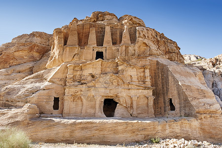 三建在方尖石墓前靠近约旦彼得拉的恶人院入口处3人们雕刻背景