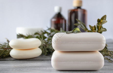 喜庆的浅地化妆肥皂白底香上基本油罐头白底基的必要白底基子抗菌健康图片