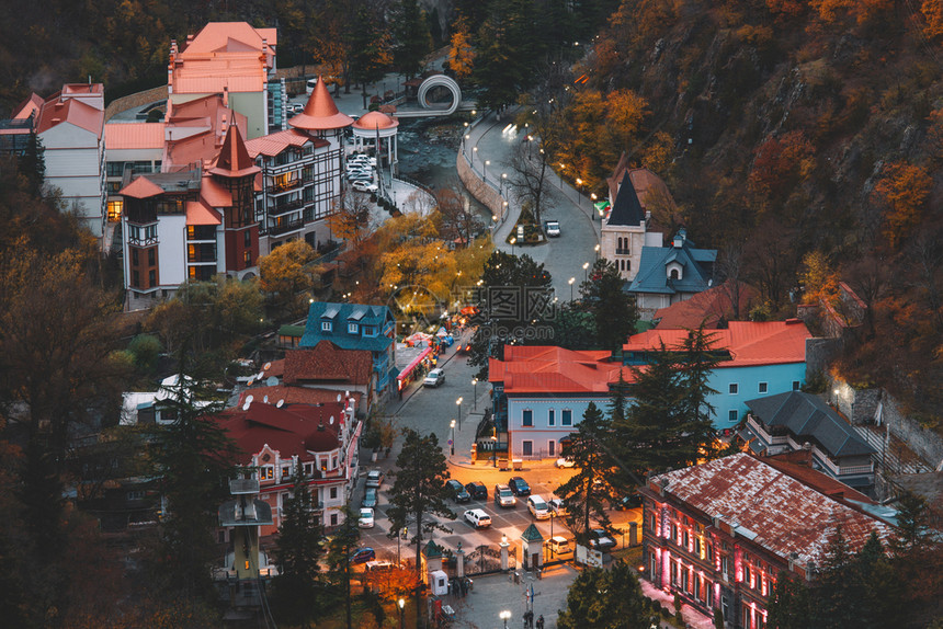 森林格鲁吉亚城Borjomi的美丽夜晚景象古老的全图片