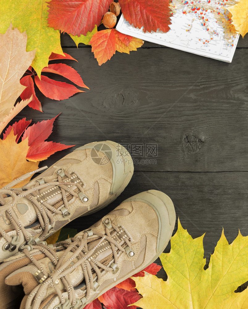 多彩秋叶和靴子图片