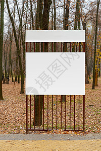 秋天公园中空白展示板图片