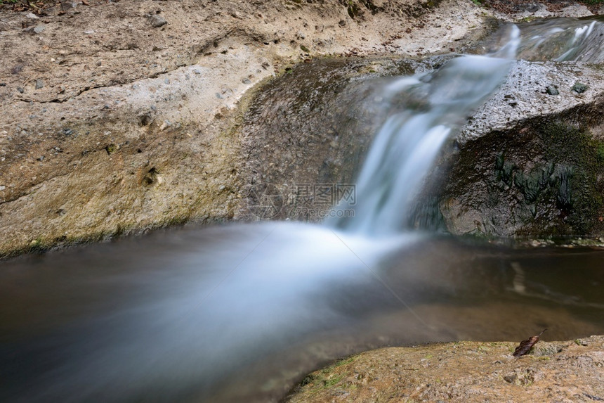 结石罗马尼亚阿普塞山脉的瀑布美丽流水小溪地标拉图片