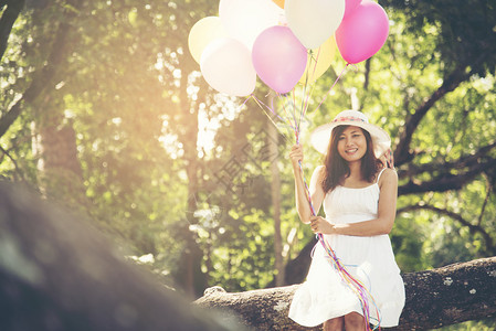 大学游客保持暑假庆祝活动和生方式概念公园户外有多彩气球的美丽女图片