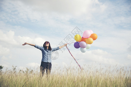 裙子未婚女暑假庆祝活动和生方式概念公园户外有多彩气球的美丽女幸福图片