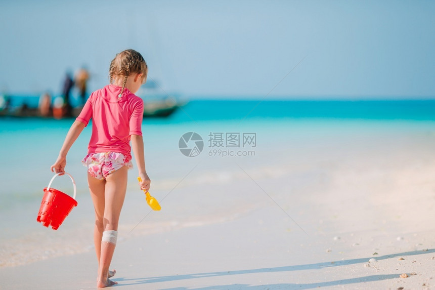 加勒比海在滩上散步的小女孩和在海滩玩可爱的小姑娘在蜜蜂度假的时候在海滩上玩俏皮幸福图片