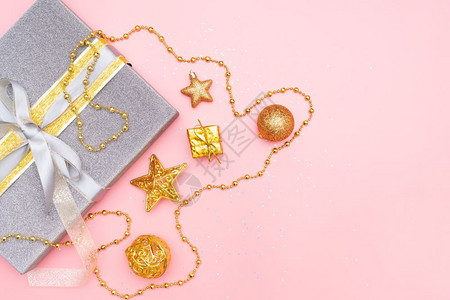 新的生日圣诞节或婚礼仪式用粉红背景的金弓星和球作为礼物箱或送用于生日圣诞节或婚礼仪式包装假期背景图片