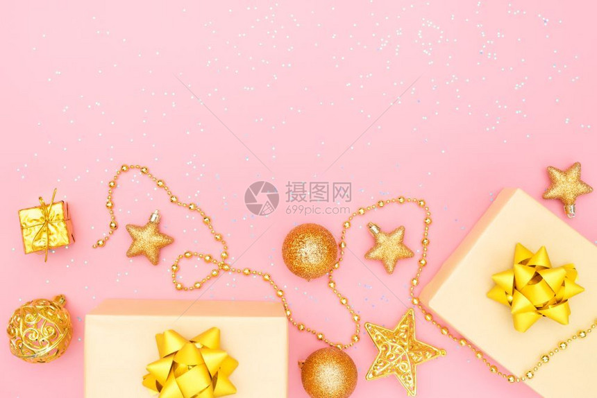 生日圣诞节或婚礼仪式用粉红背景的金弓星和球作为礼物箱或送用于生日圣诞节或婚礼仪式丝带五彩纸屑新的图片