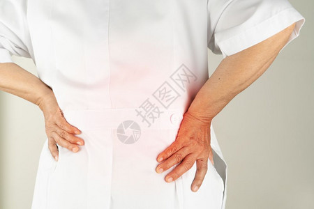 脊柱超过高级女医生患有背痛手举回头白底肌肉疼痛等病接触图片