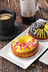 食物丰富多彩的美味甜圈装饰木制桌上有各种装饰品蜜糖图片