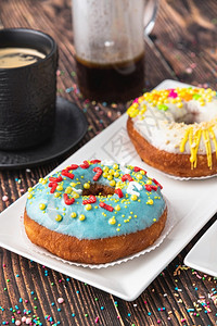 糕点美味甜圈装饰木制桌上有各种装饰品小吃颜色图片