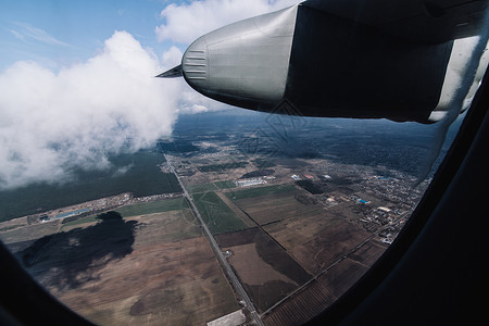 拉发器从具有空中亮光背景的发器上查看涡轮螺旋发动机航班空气背景