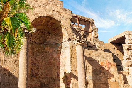 埃及人旅游卢克索寺的被破坏利基和柱子被毁坏的利基和柱子非洲人图片