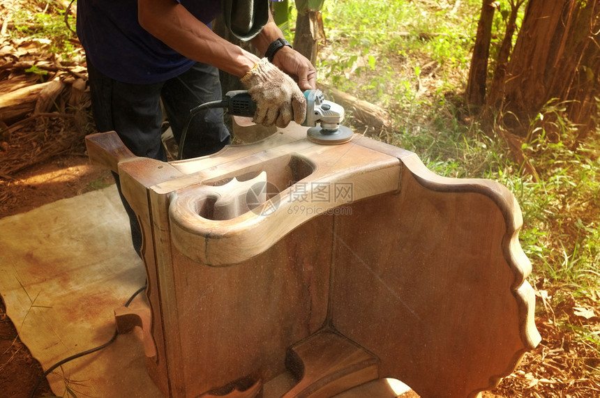 一名木匠用手持电动洗涤器清木材椅子门失去工作场所图片