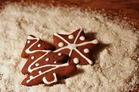 圣诞树和雪花形状手工饼干背景图片