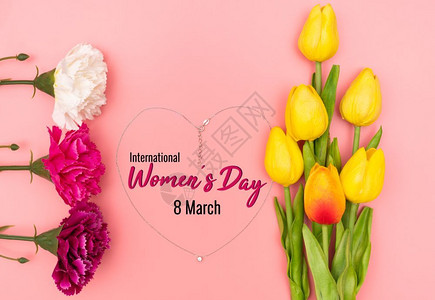 红色的国际妇女节花朵和心形项链粉红背景的鲜花和心形项链天展示图片