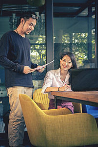 现代的情侣在家办公室带着微笑的脸工作年轻青亚洲自由职业男女者幸福图片