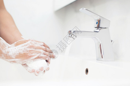 人们用肥皂洗手以保护人民免受Covid19和细菌的感染卫生医院女士图片