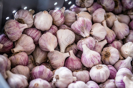 紫色和白盒中大蒜散装物的皮囊营养成熟农业图片