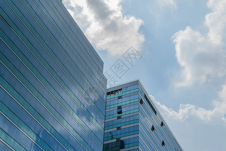 窗户角度经济蓝色天空和白云的大玻璃建筑图片