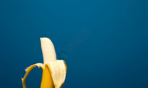 吃接近蓝色文字背景空间健康概念的黄色香蕉水果供文字使用蓝色的新鲜图片