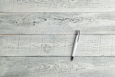文档白色的笔在古老破旧白木背景上从顶层平铺的视图办公室信图片