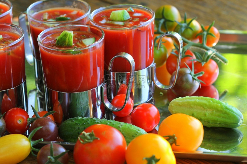 传统的玻璃碗中自制番茄加扎帕乔汤健康饮食概念胸腺夏天图片