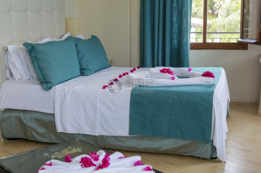 情人节毛巾土耳其一家装饰玫瑰的旅馆床窗户图片