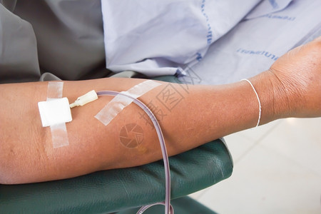 献血注射特写图片