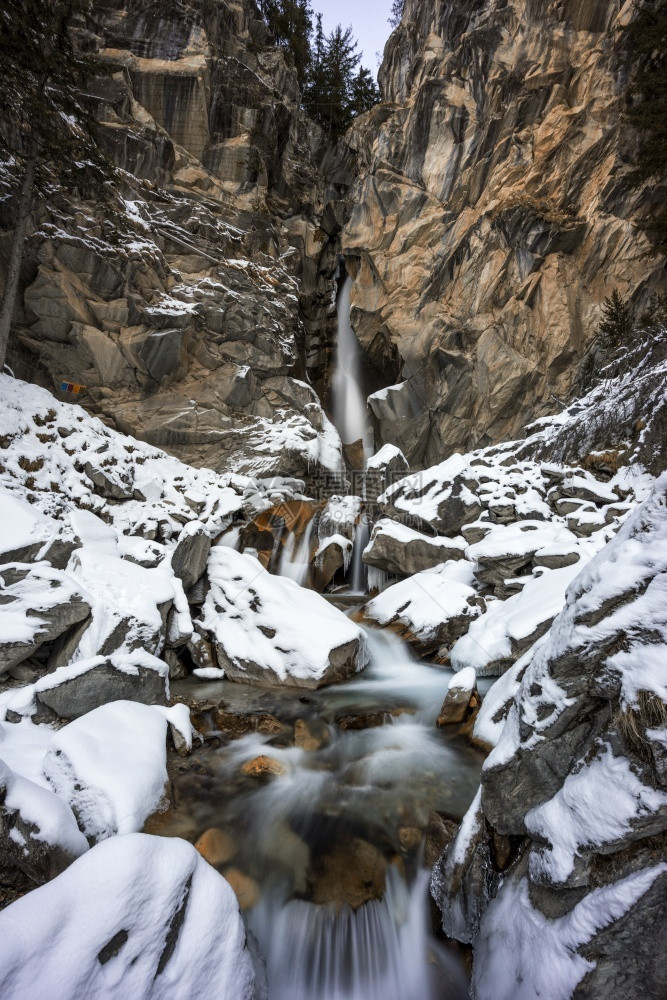 全景敬畏白雪皑域景观背是桥和瀑布图片