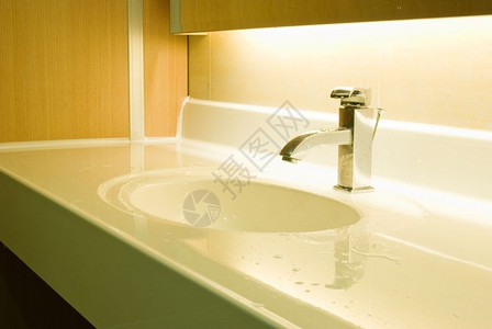 房间浴室新的清和鲜洗浴盆铬水龙头图片