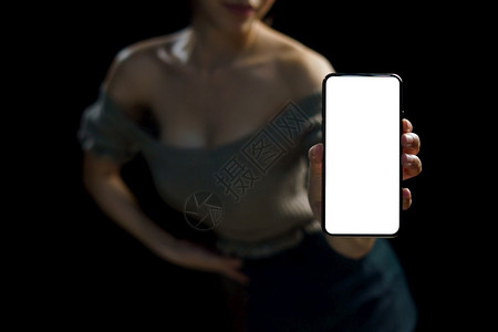 黑色的成人空白感女显示其手机白空露脸的感女图片