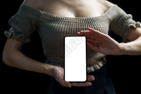 黑色的感女显示其手机白空露脸的感女应用程序复制图片