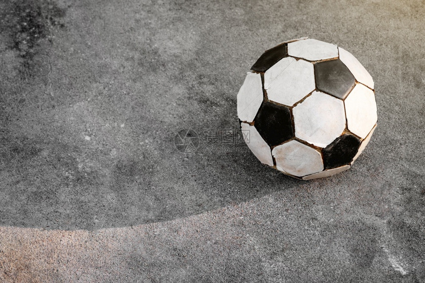 地面黑色和白的老足球被放在水泥地上的混凝土玩圆圈图片